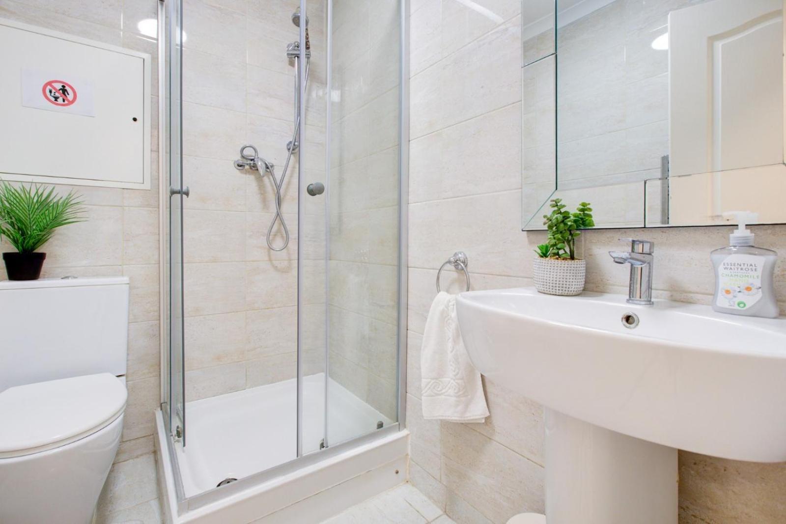 Central 4-Bedroom Gem Stylish & Walk-Able To Everything * Londen