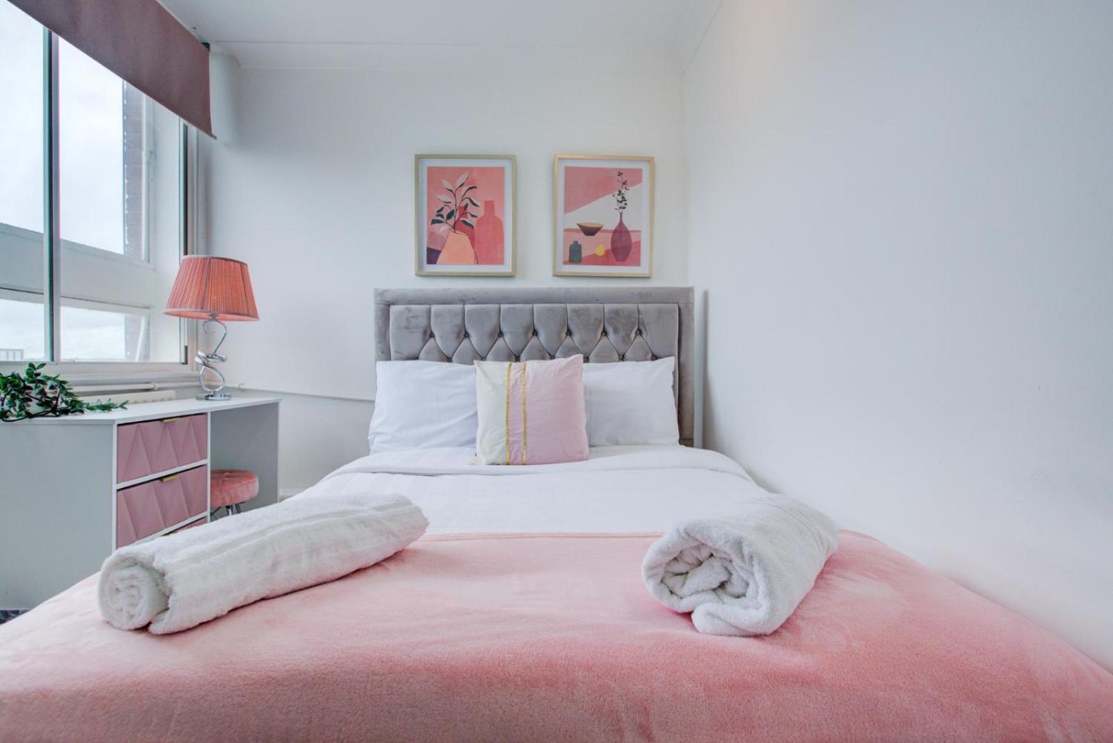 Central 4-Bedroom Gem Stylish & Walk-Able To Everything Appartement Londen