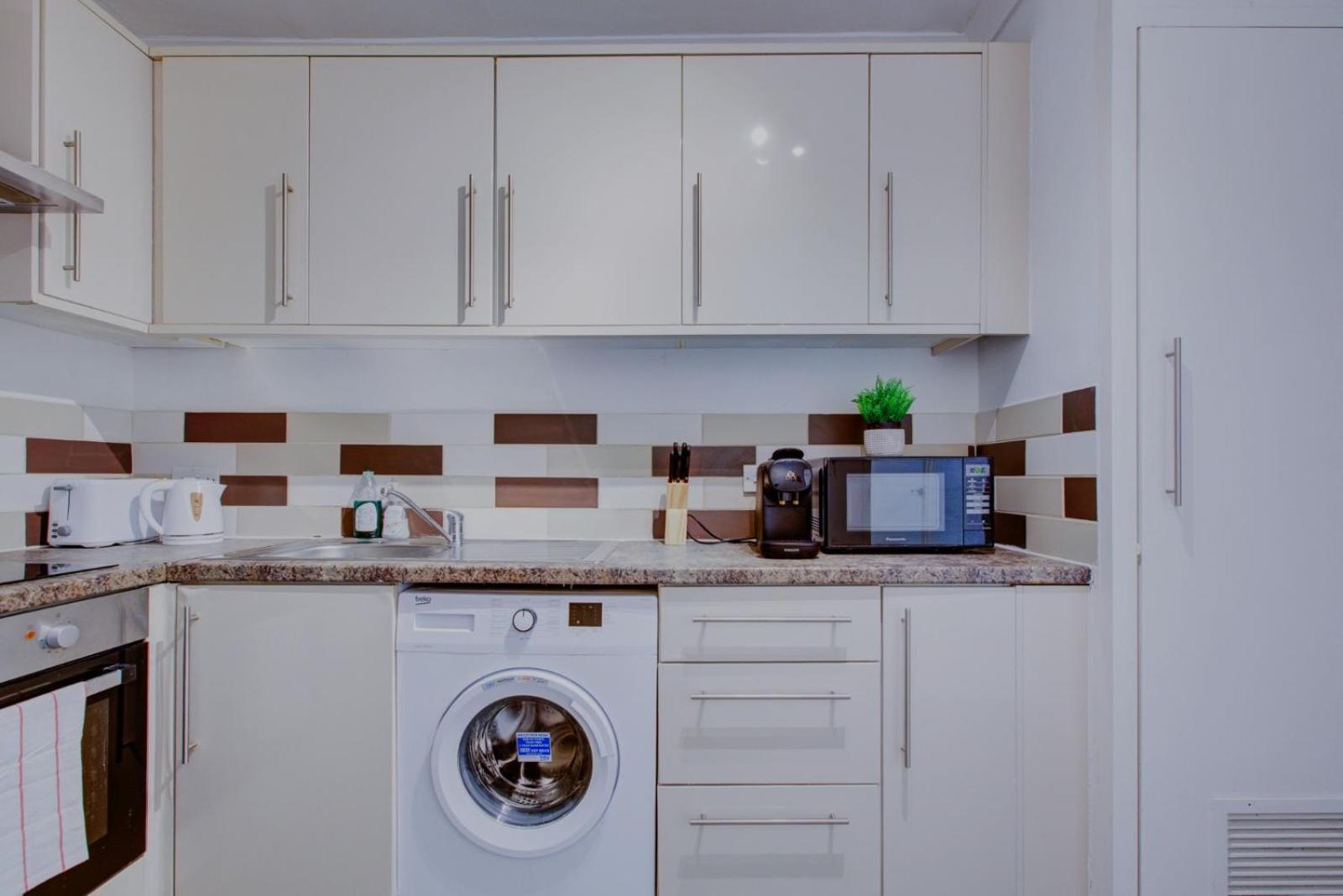 Appartement Central 4-Bedroom Gem Stylish & Walk-Able To Everything *