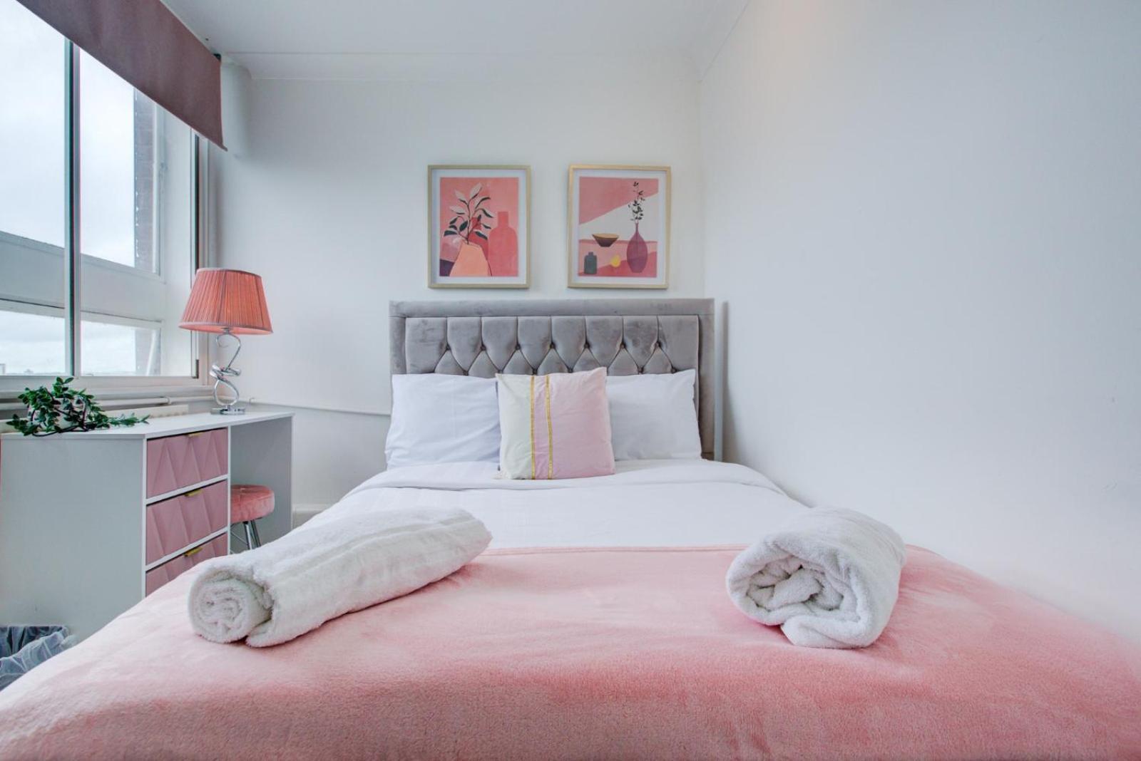 Central 4-Bedroom Gem Stylish & Walk-Able To Everything Appartement